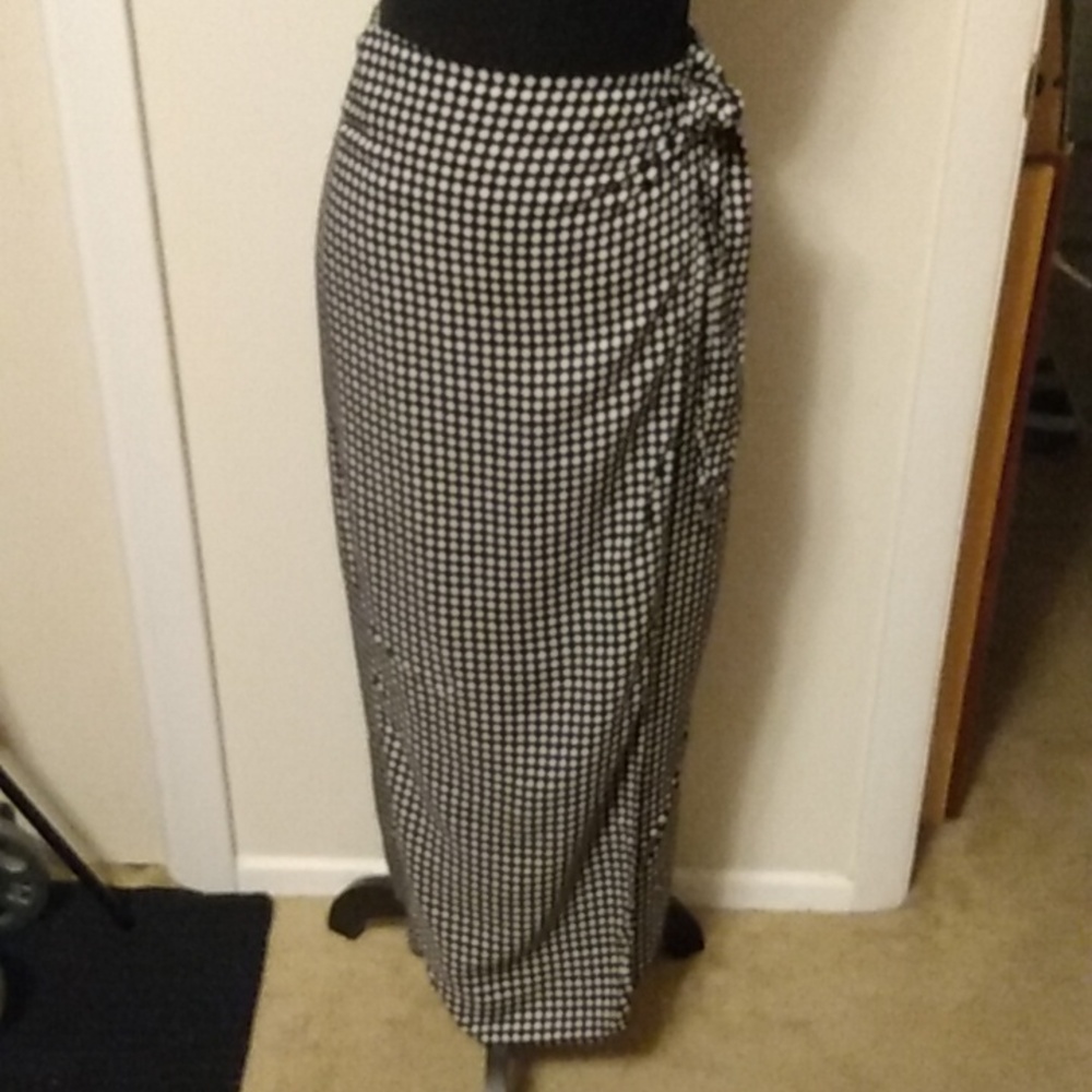E) Ladies side knot Black and White wrap flowered maxi skirt. Size small